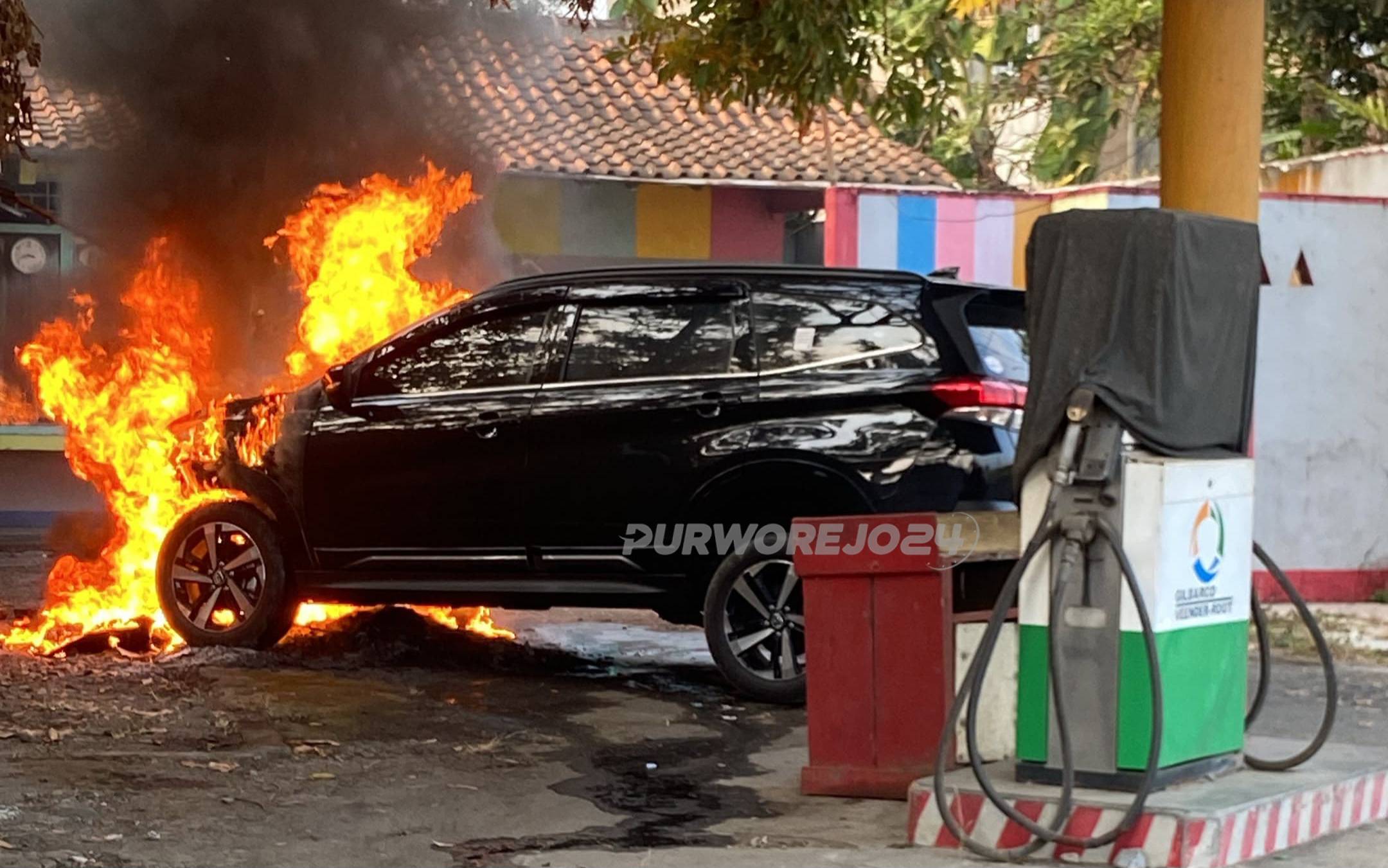 Sebuah mobil tampak terbakar di deoan rumah warga di Desa Wirun