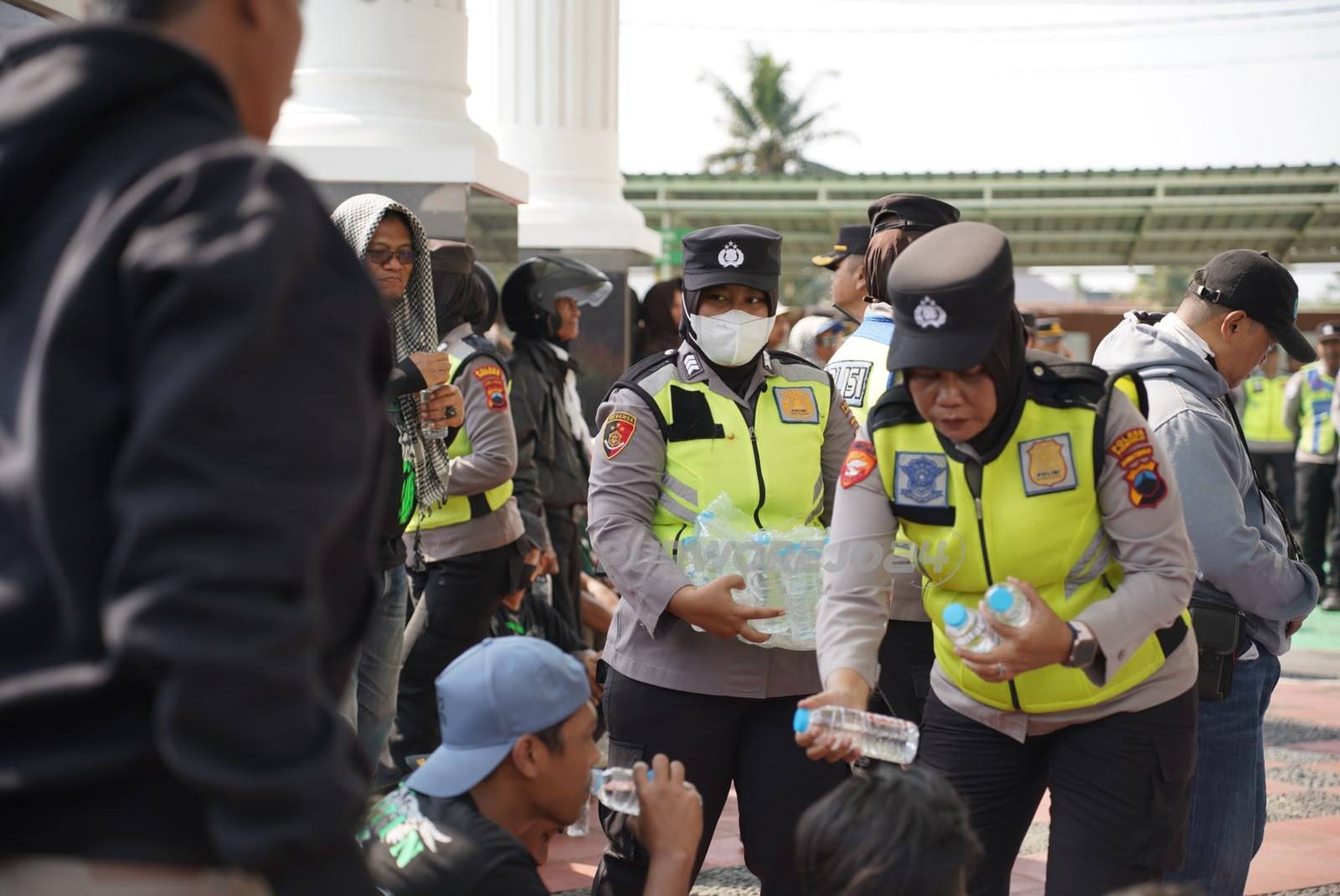 Petugas saat memberikaan pengananan dalam aksi damai