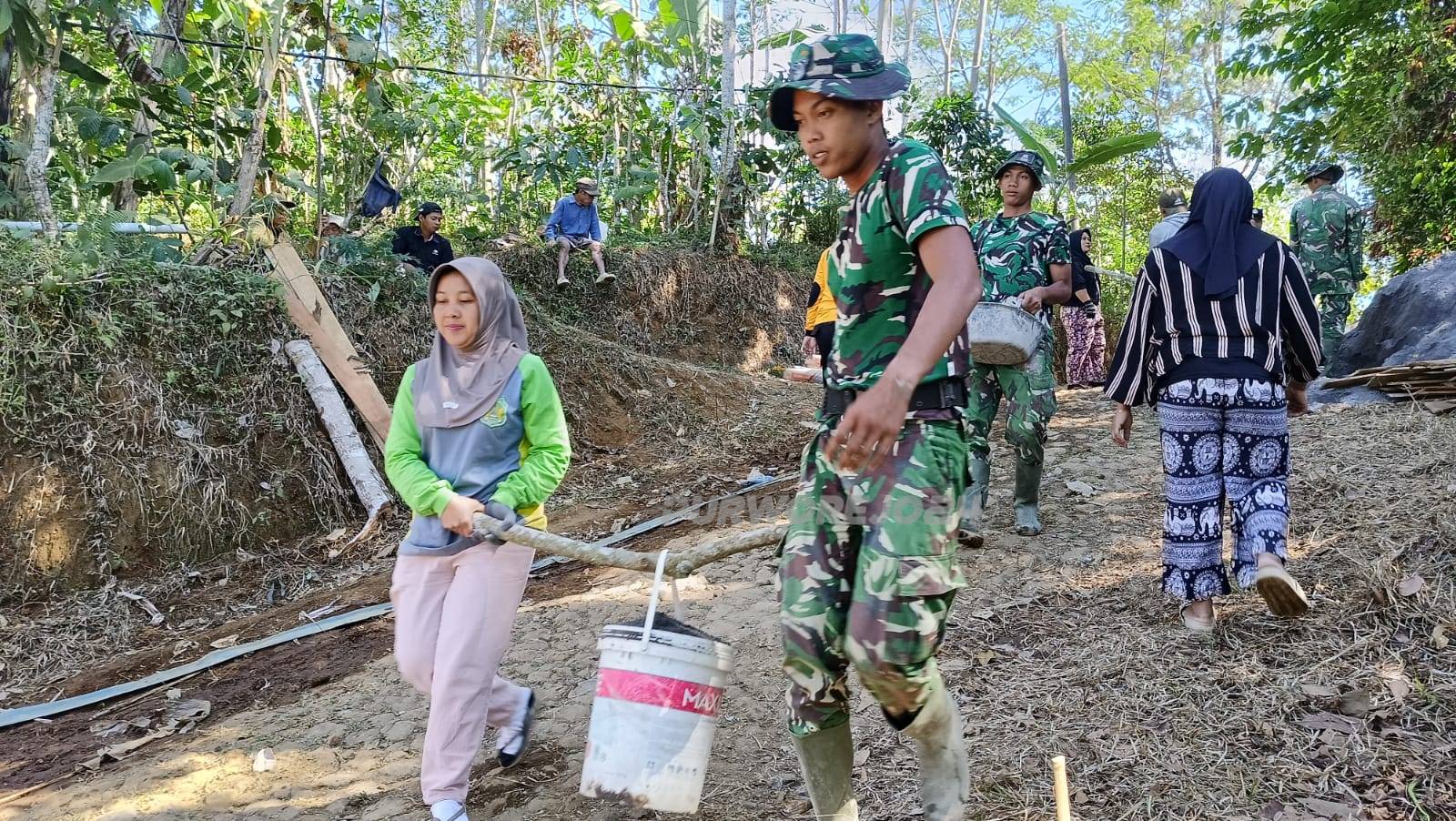 Warga gunakan ember bawa material