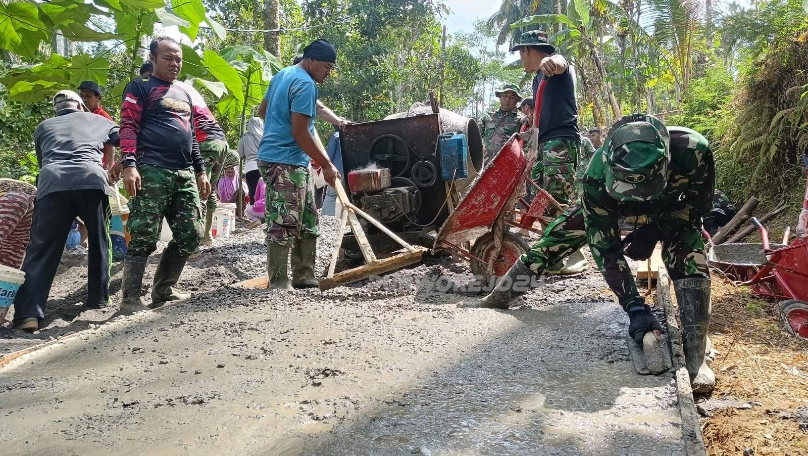 Semangat gotong royong bangun jalan
