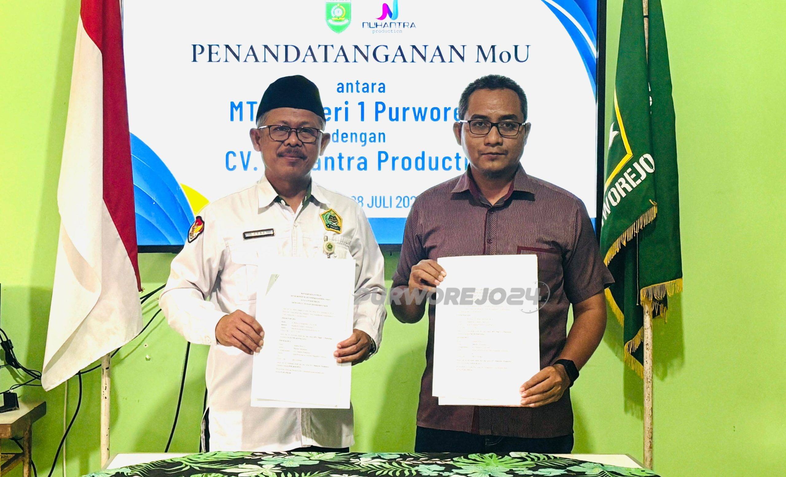 Foto bersama usai penandatangan MoU