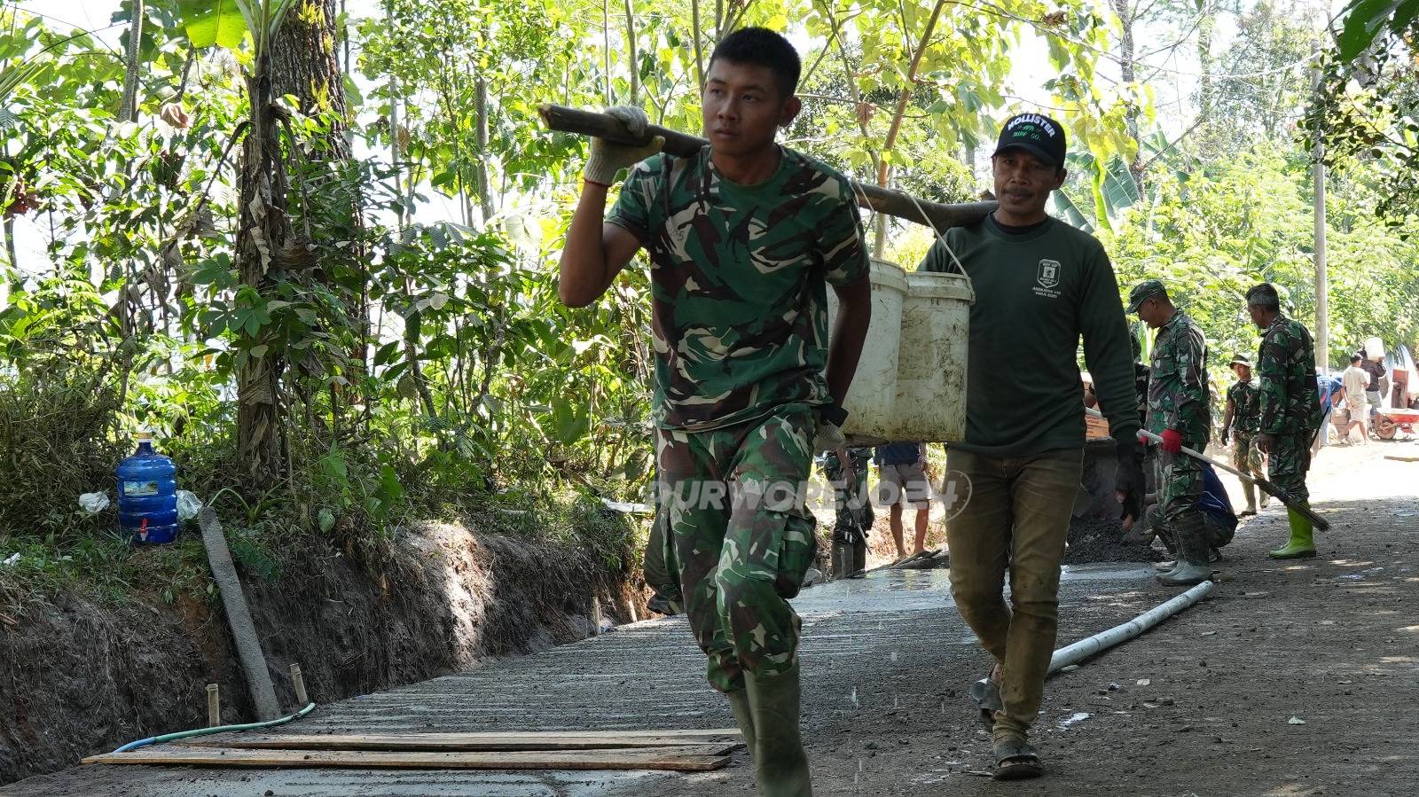 Gotong royong membawa jerigen