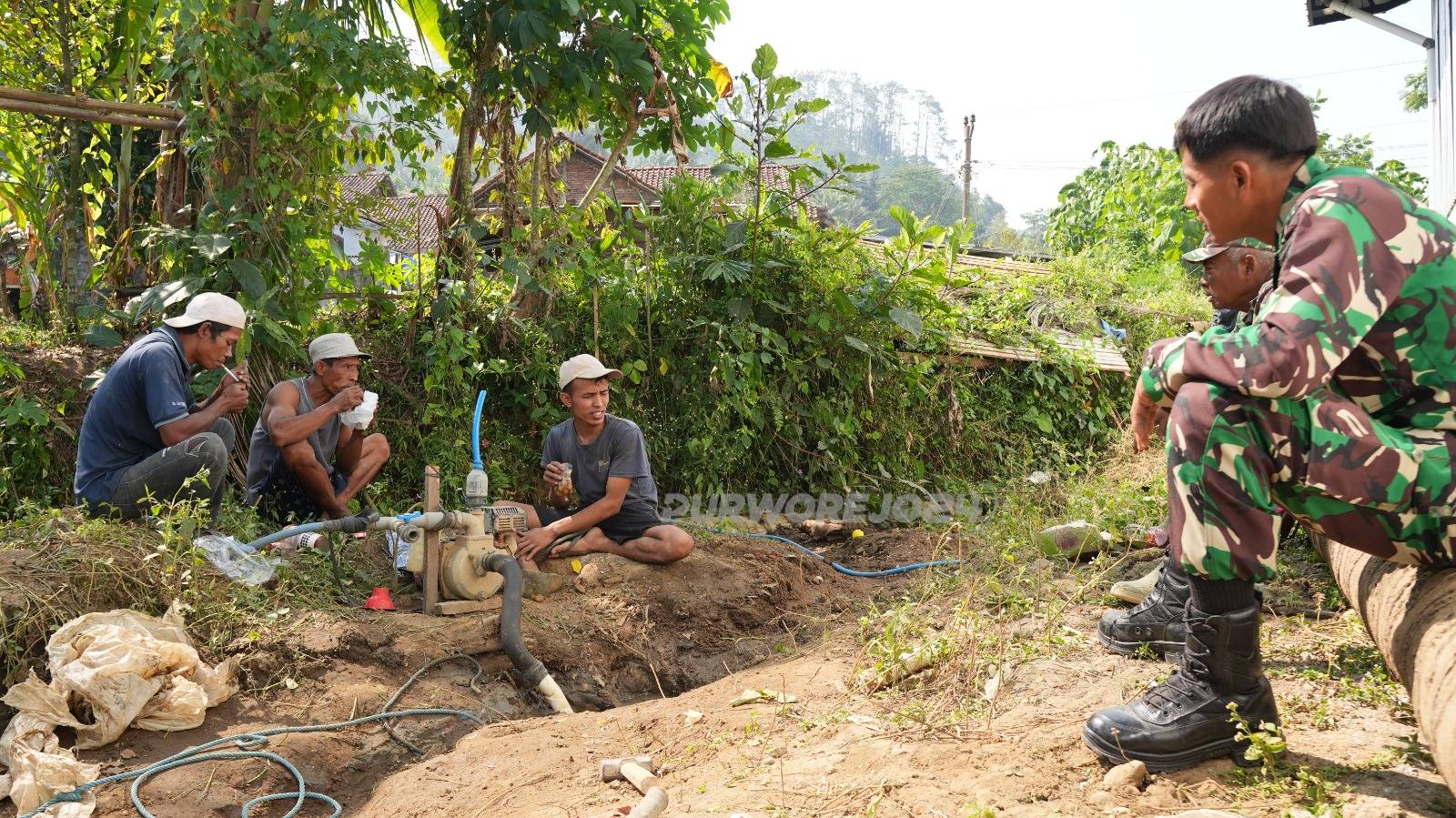 Bercengkerama di waktu istirahat