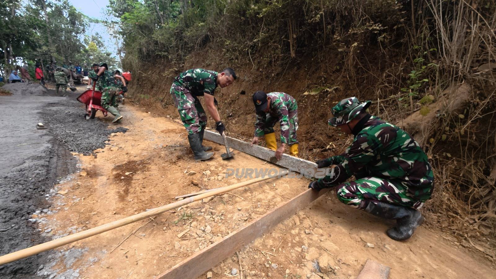 Gotong royong bangun jalan