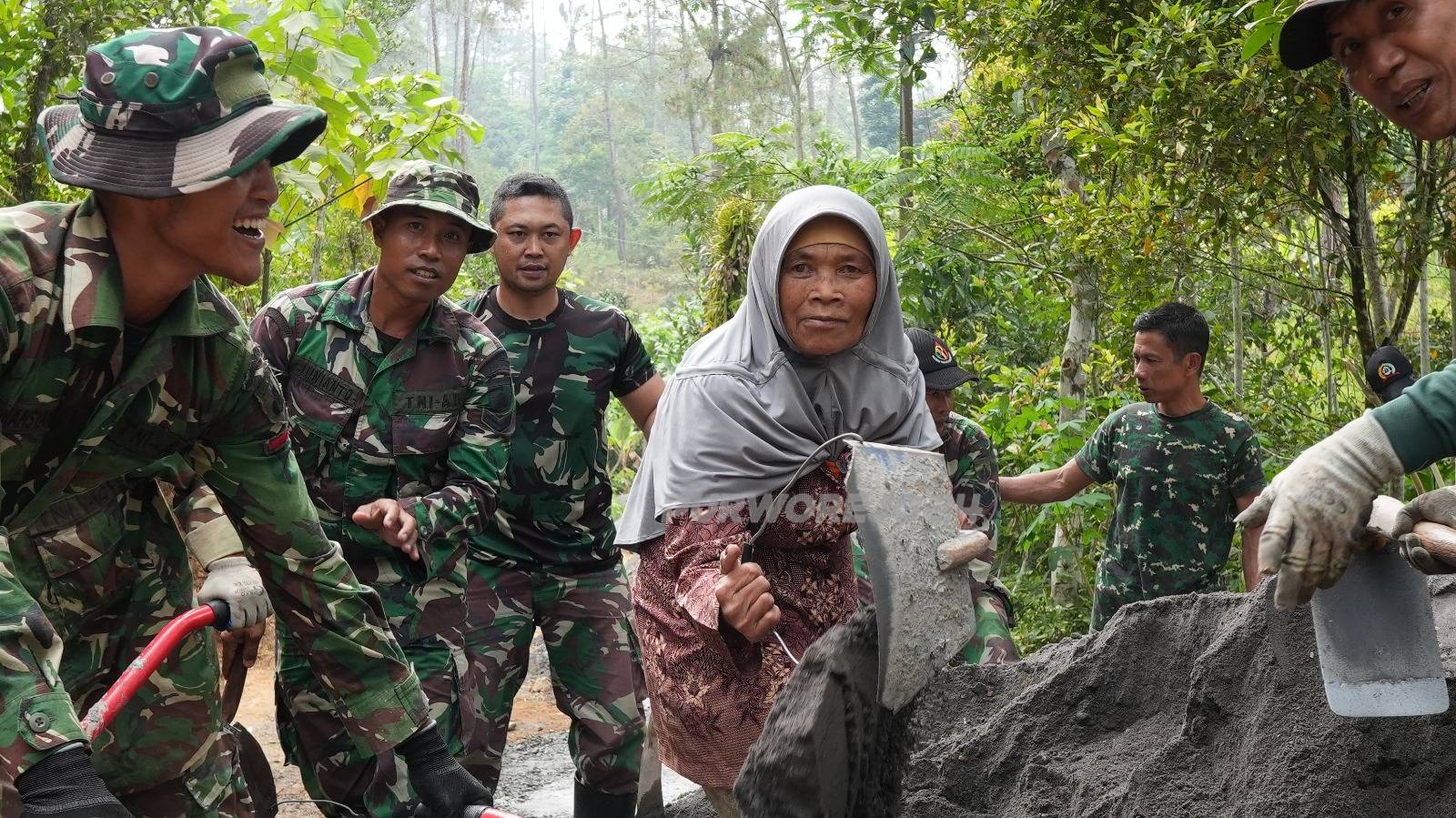 Gotong royong pembangunan jalan