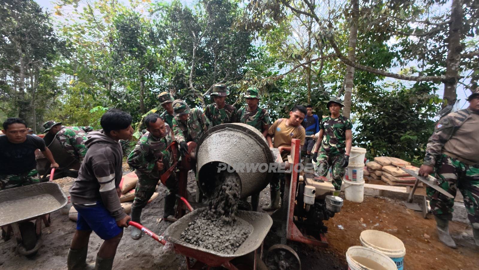 Gotong royong bikin jalan