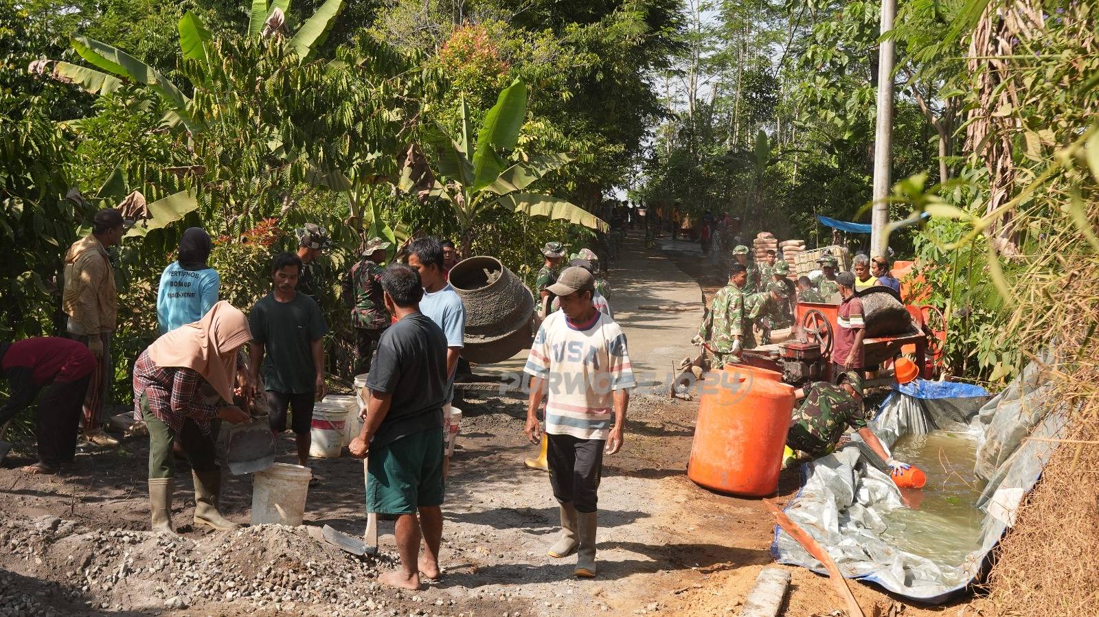 Kerja bakti bangun jalan