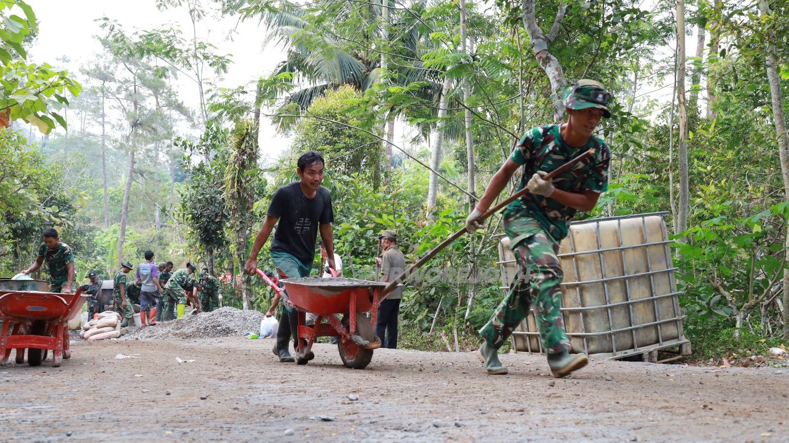 Gotong royong bangun jalan