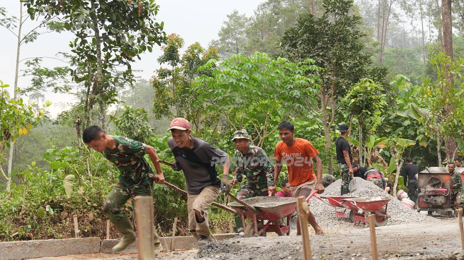 Gotong royong bangun jalan