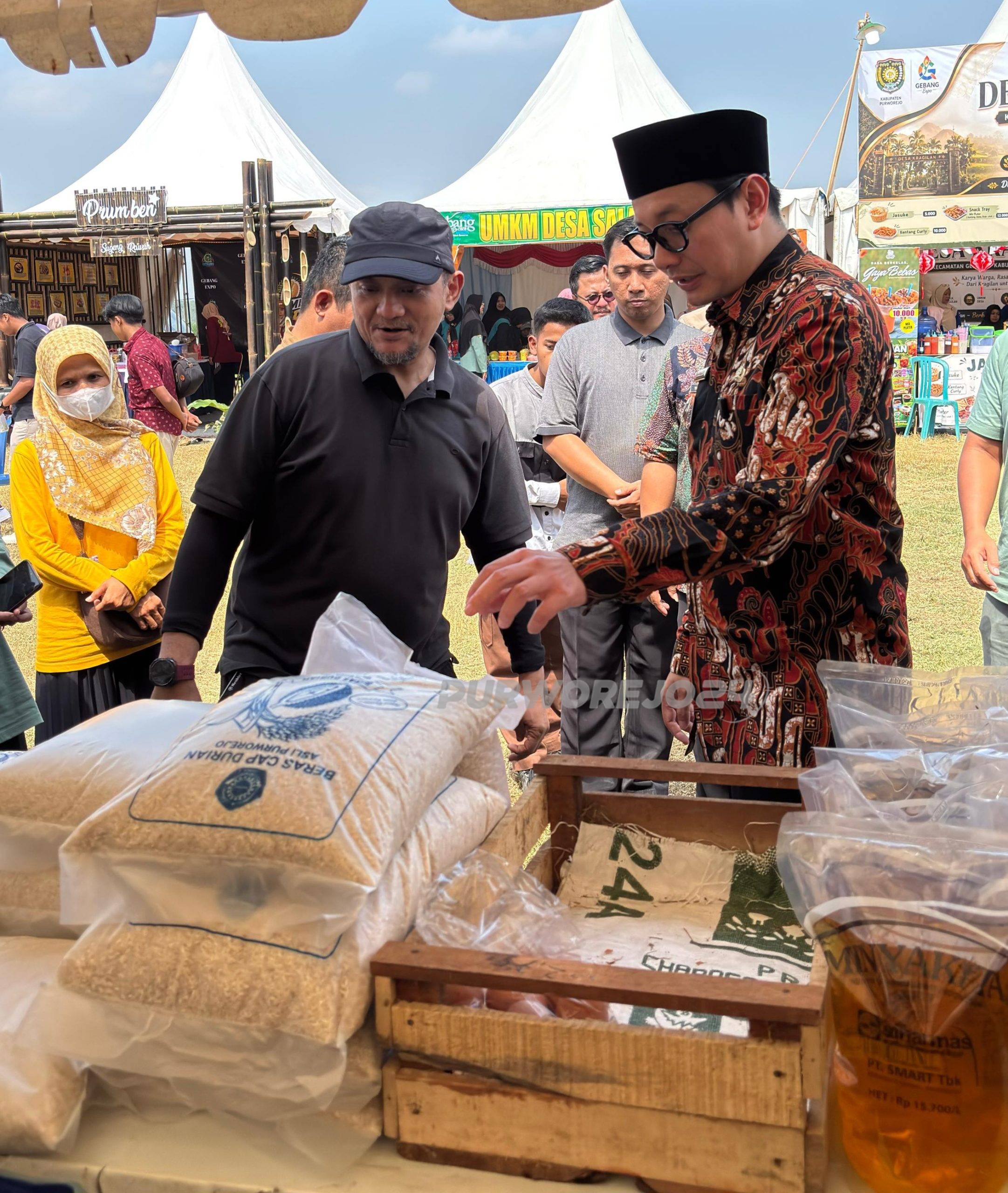 Wabup Purworejo saat meninjau stand sembako murah