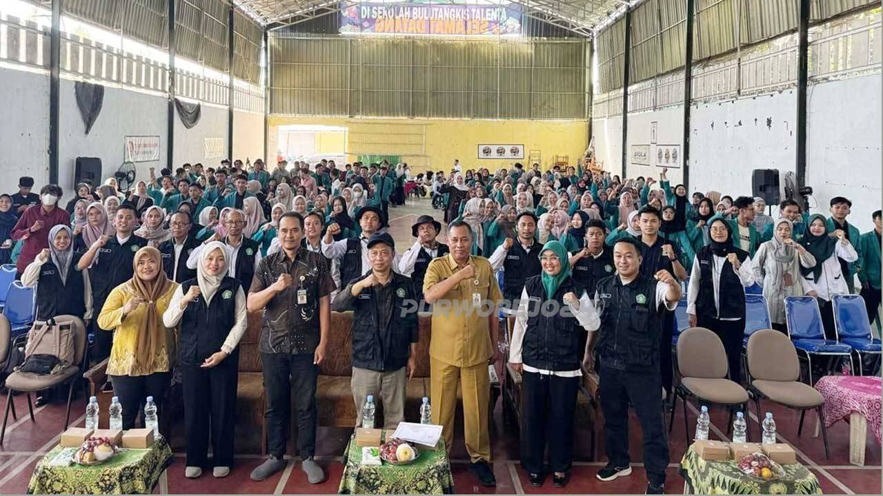 “Seni mengutuhkan hidup manusia, Sastra memperluas cakrawala”