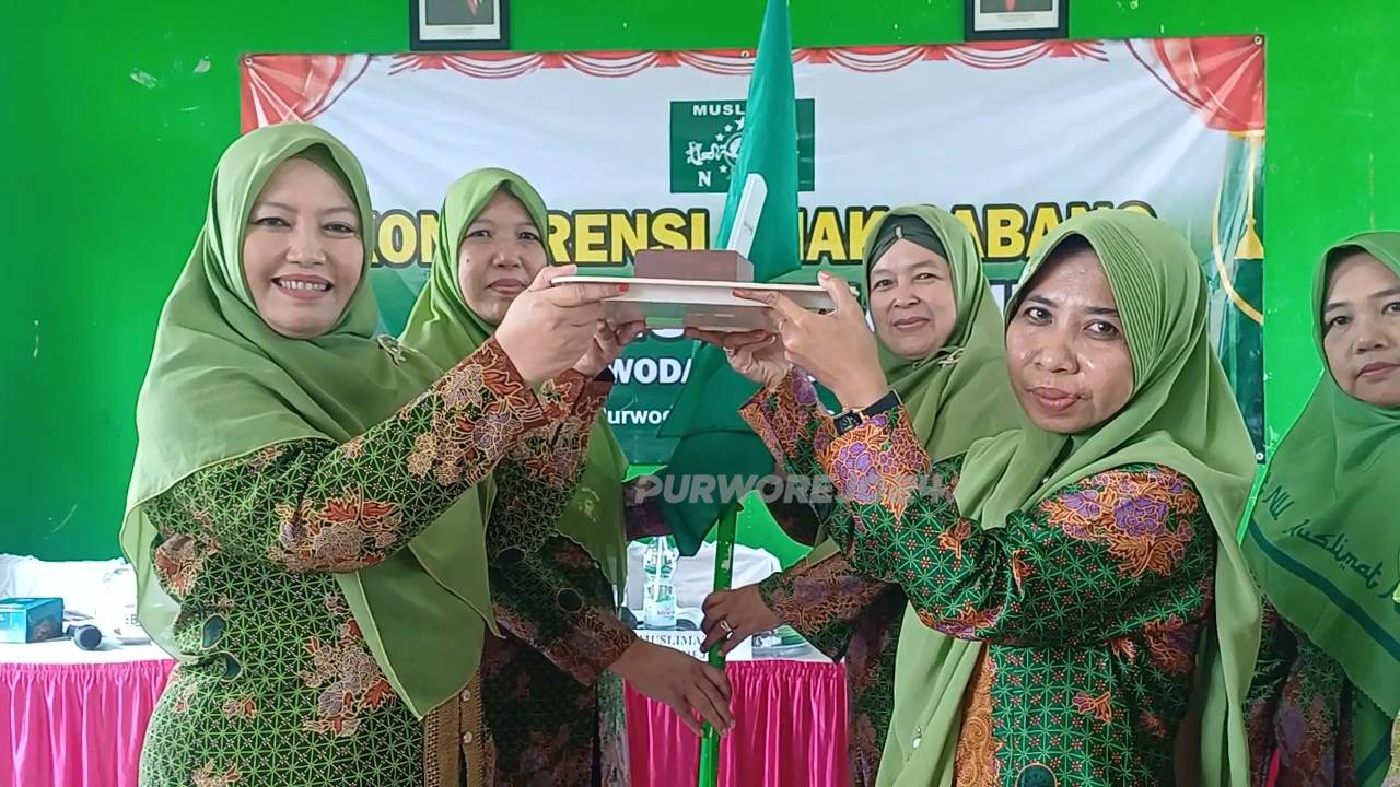 Penyerahan stempel dan perlengkapan organisasi kepada ketua terpilih