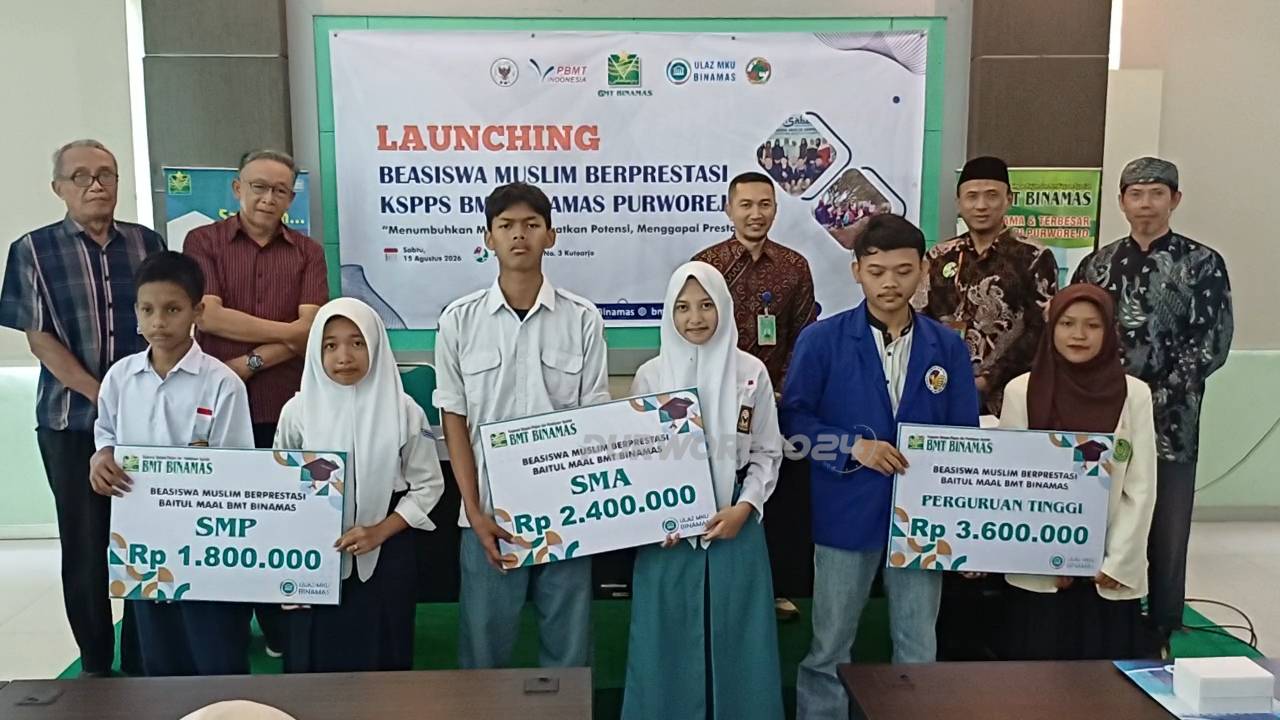 Foto bersama usai penyerahan beasiswa secara simbolis kepada siswa dan mahasiswa yang mendapat
