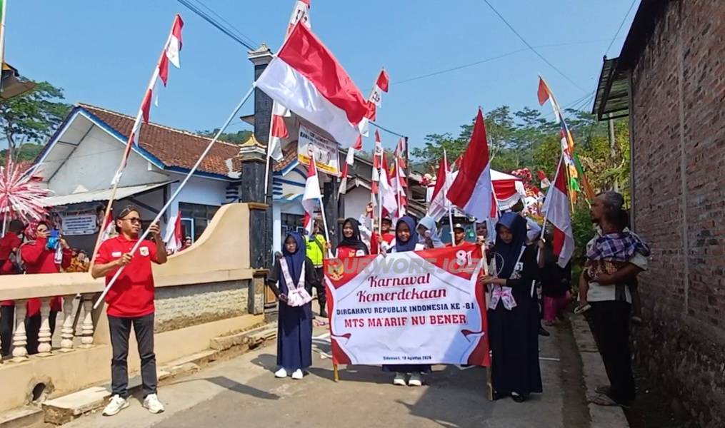 Kepala Desa Sidomukti, Imam Tobari, saat mengibarkan bendera star karnaval HUT ke 81 RI di depan SDN Sidomukti