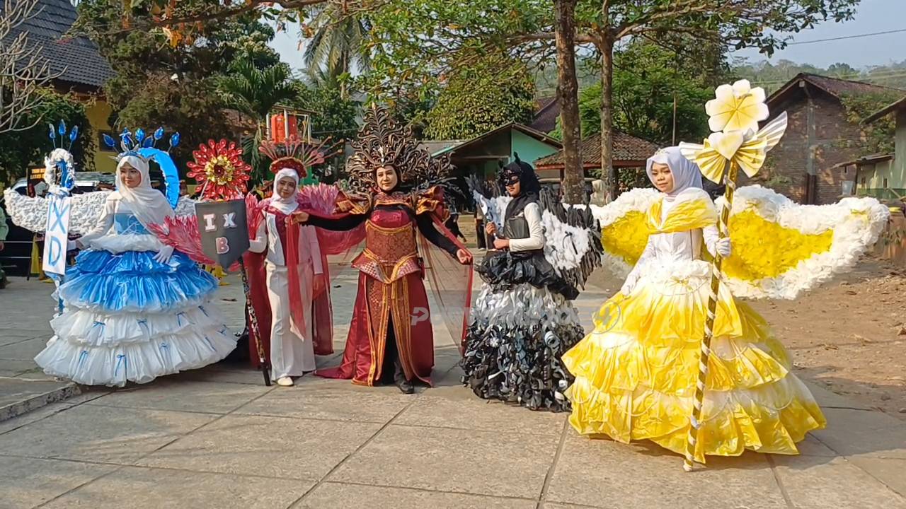 Kepala SMP Negeri 29 Purworejo, foto bersama para maskot dalam karnaval di Dess Banyuasin Kembaran