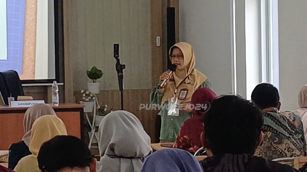 S. Sri Rahayu, S.Pd.SD saat memberikan materi