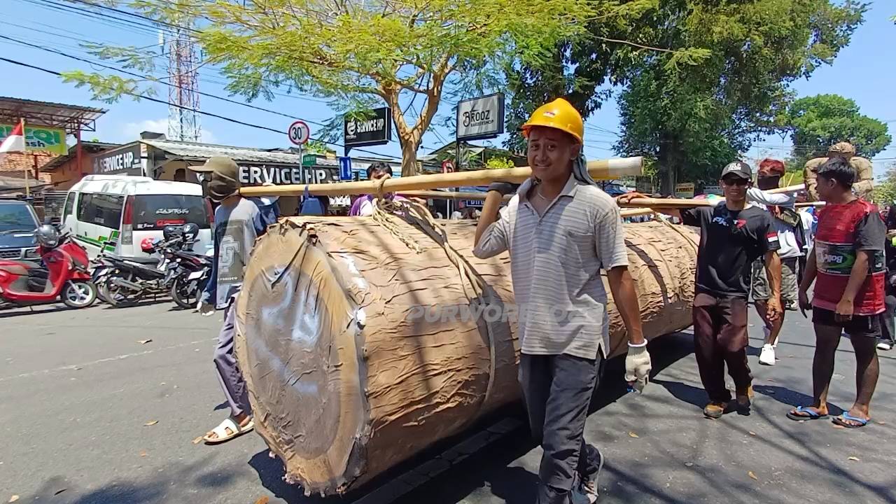 Peserta karnaval dari Karang Taruna Desa Karangsari