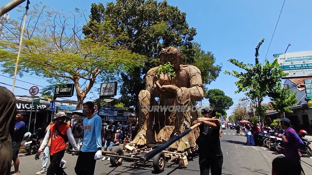 Peserta karnaval dari Desa Karangsari