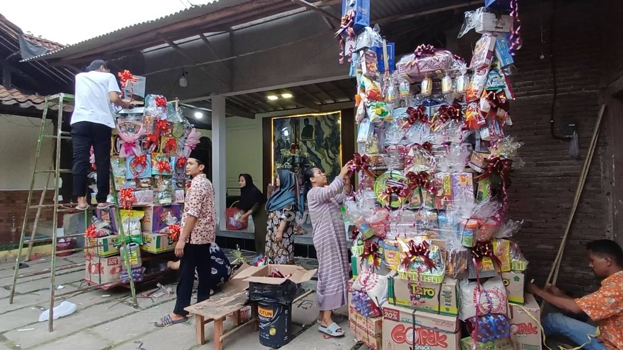 Warga saat menata walimahan kegiatan Maulid Nabi Muhammad SAW di Desa Brunosari