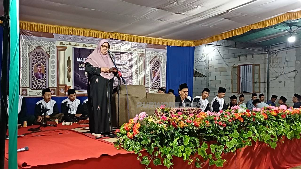 Bupati Hj Yuli Hastuti saat memberikan sambutan di acara Maulid Nabi Muhammad SAW di Desa Brunosari