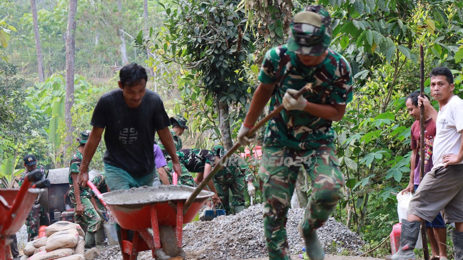 Semangat gotong royong bangun jalan