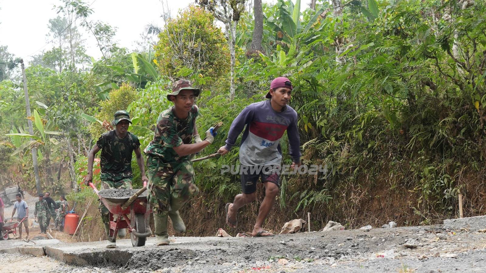Gotong royong bangun jalan