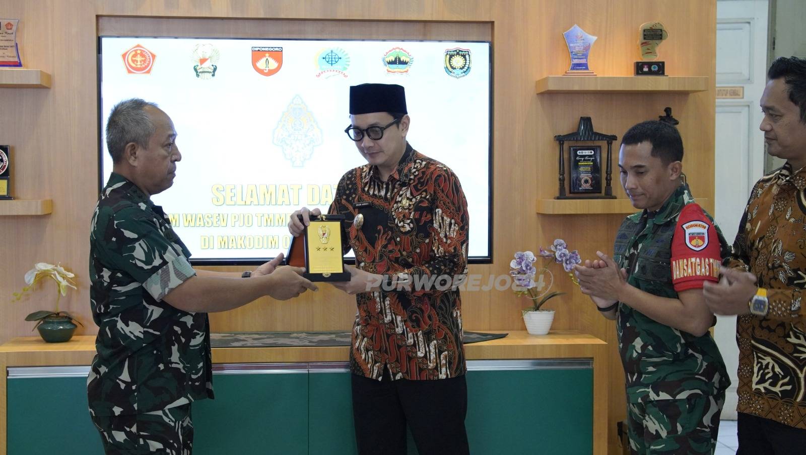 Pemberian kenang kenangan