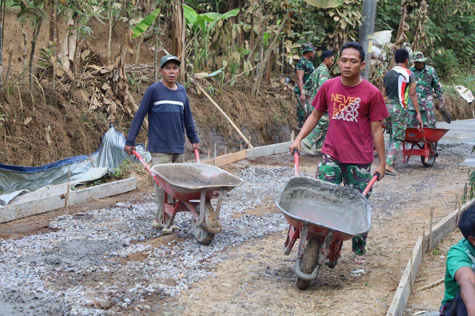 Kerja bakti bangun jalan
