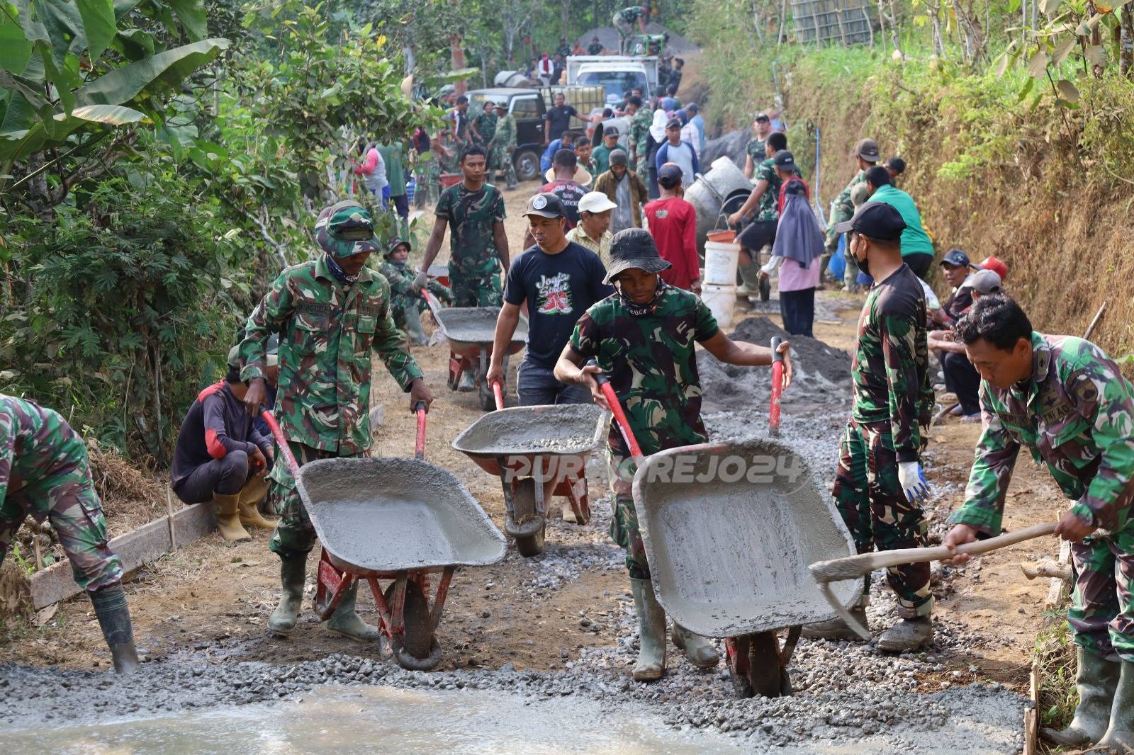 Kerja bakti bangun jalan