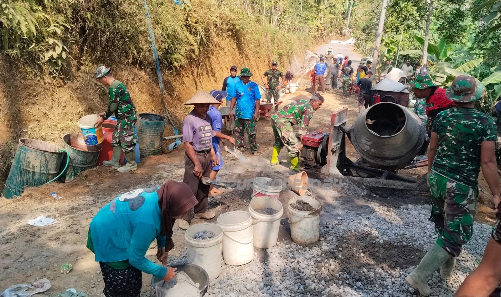 Semangat kerja bakti bangun jalan