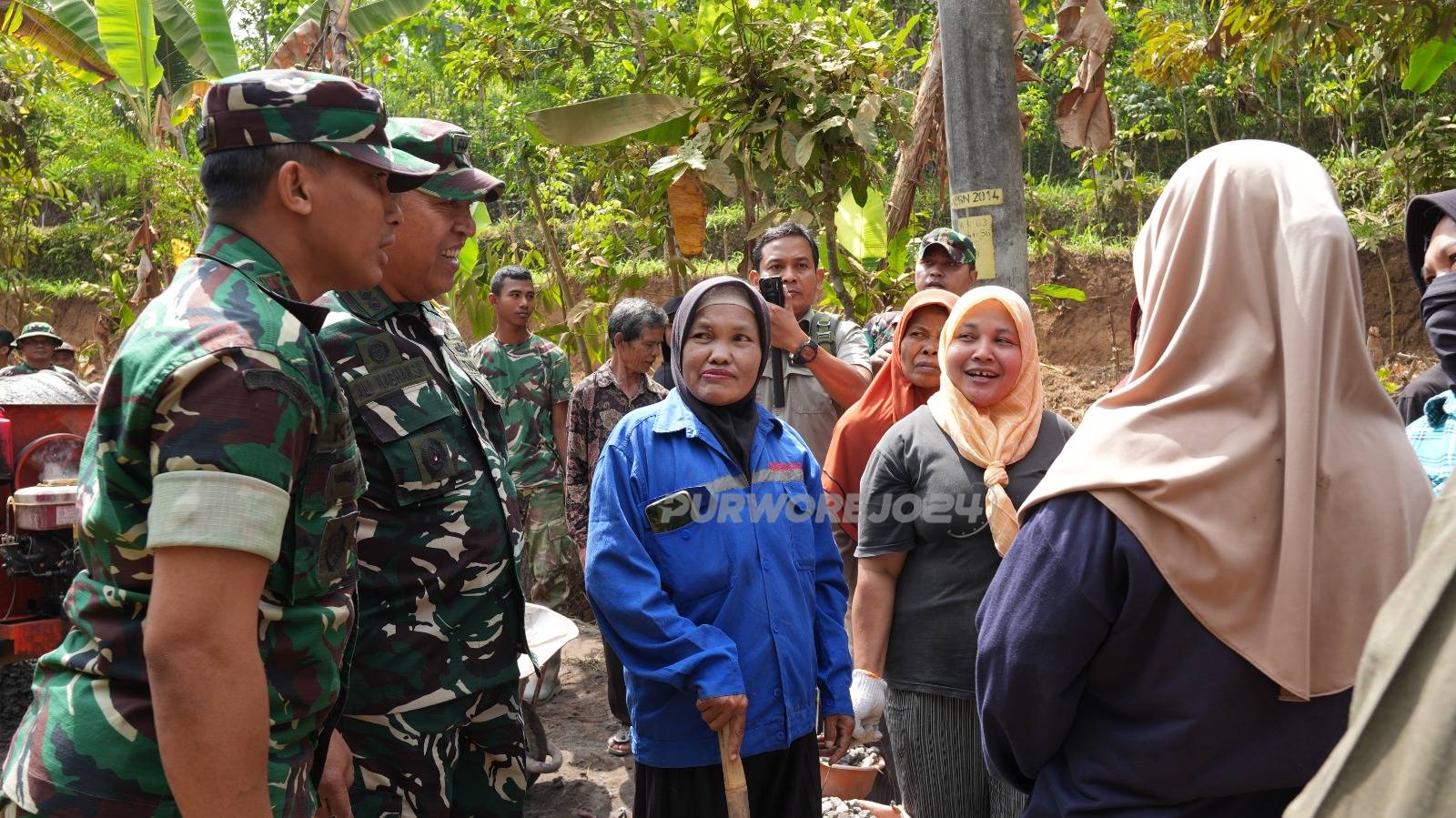 Bertemu dengan ibu ibu di giat TMMD