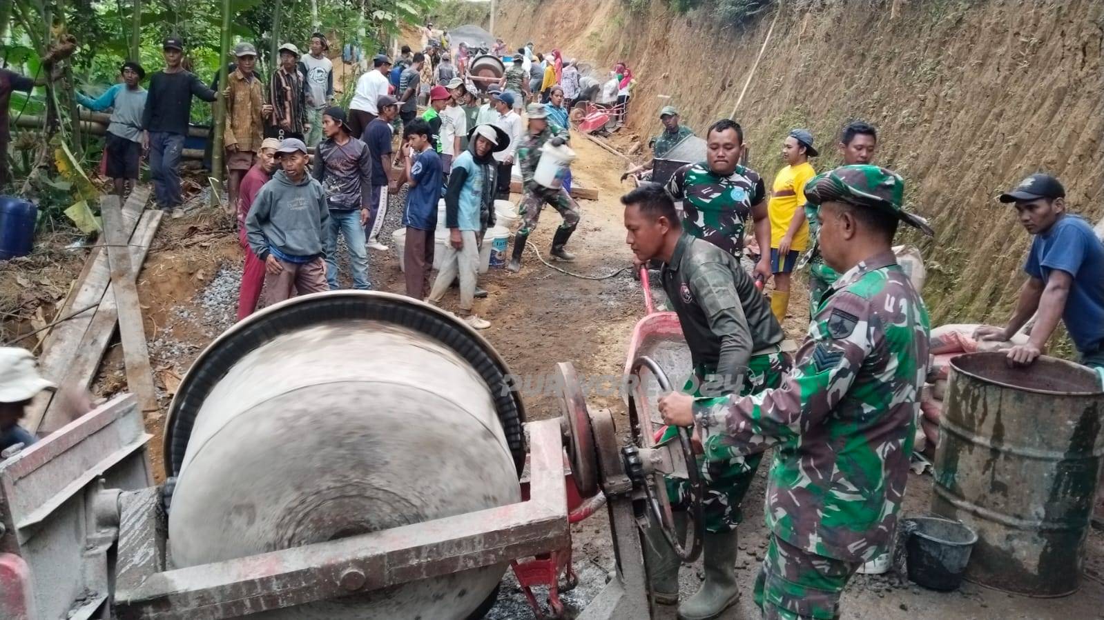 Gotong royong bangun jalan