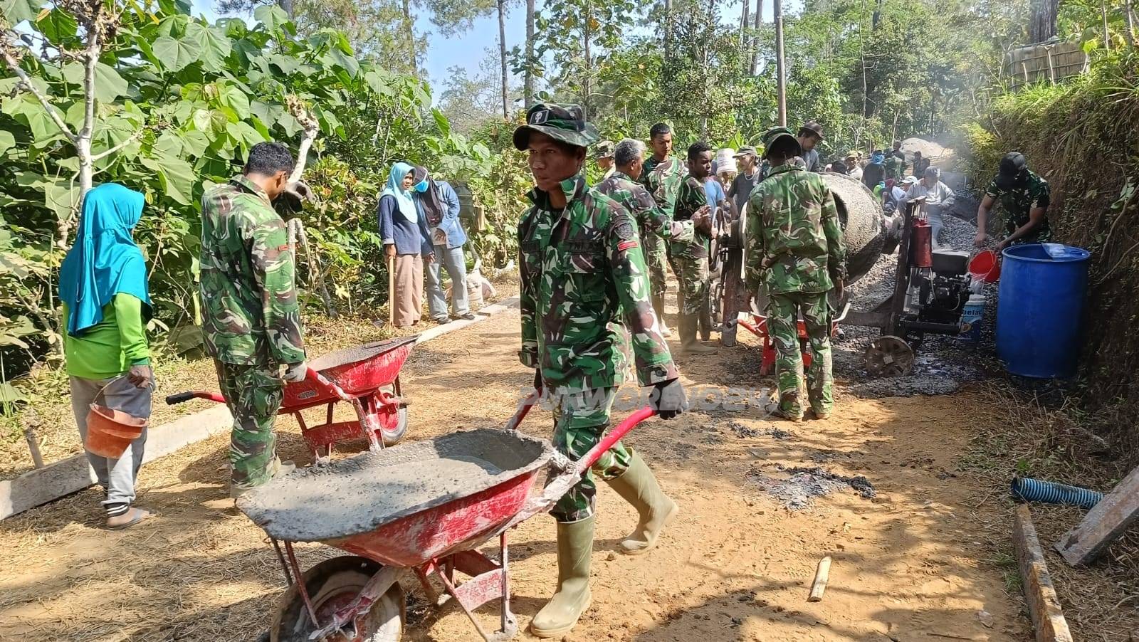 Kerja bakti bangun jalan