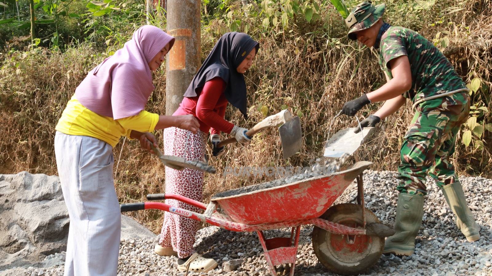 Emak emak semangat gotong royong di giat TMMD