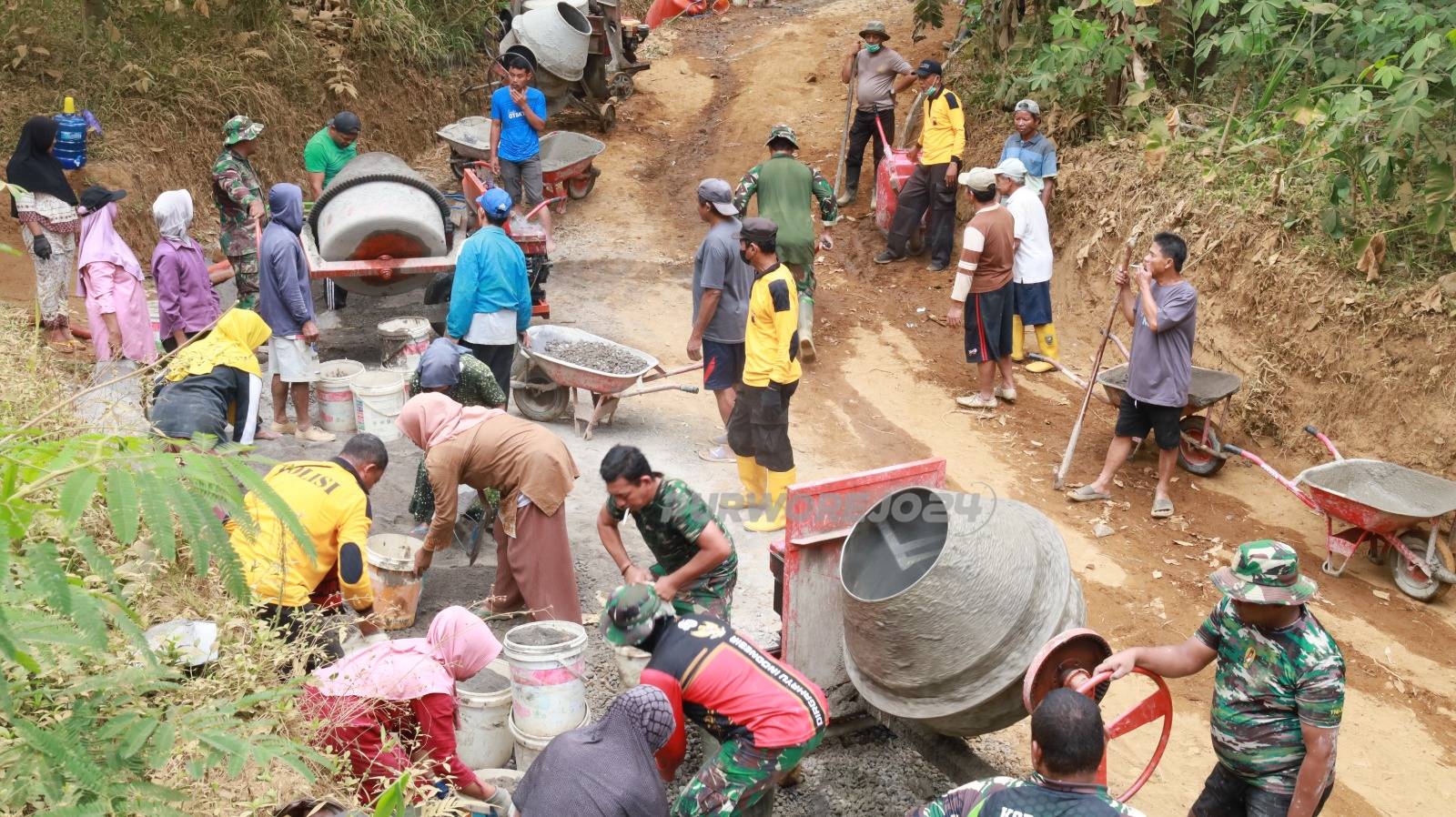 Semangat gotong royong bangun jalan