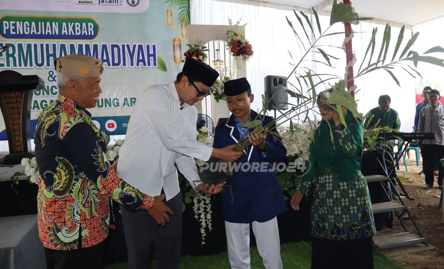 Menyerahkan bibit aren