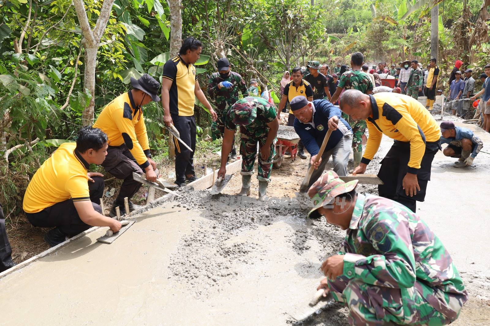 Semangat gotong rohing cor jalan