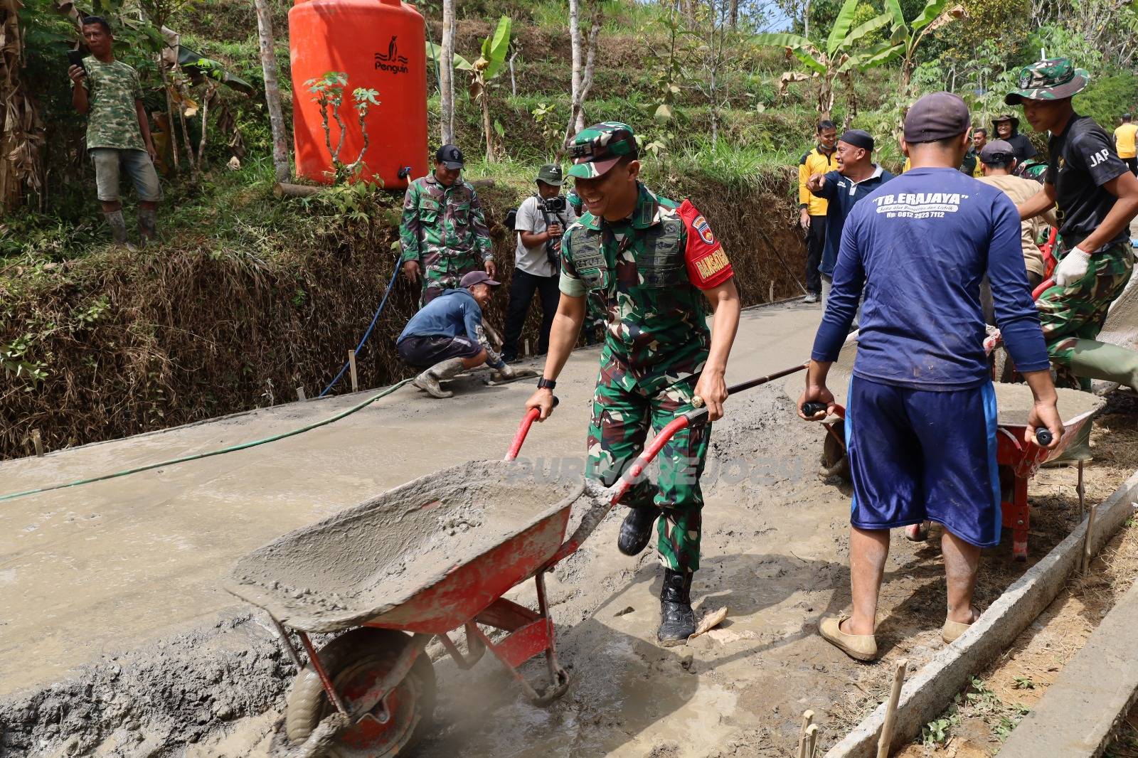 Semangat gotong royong cor jalan