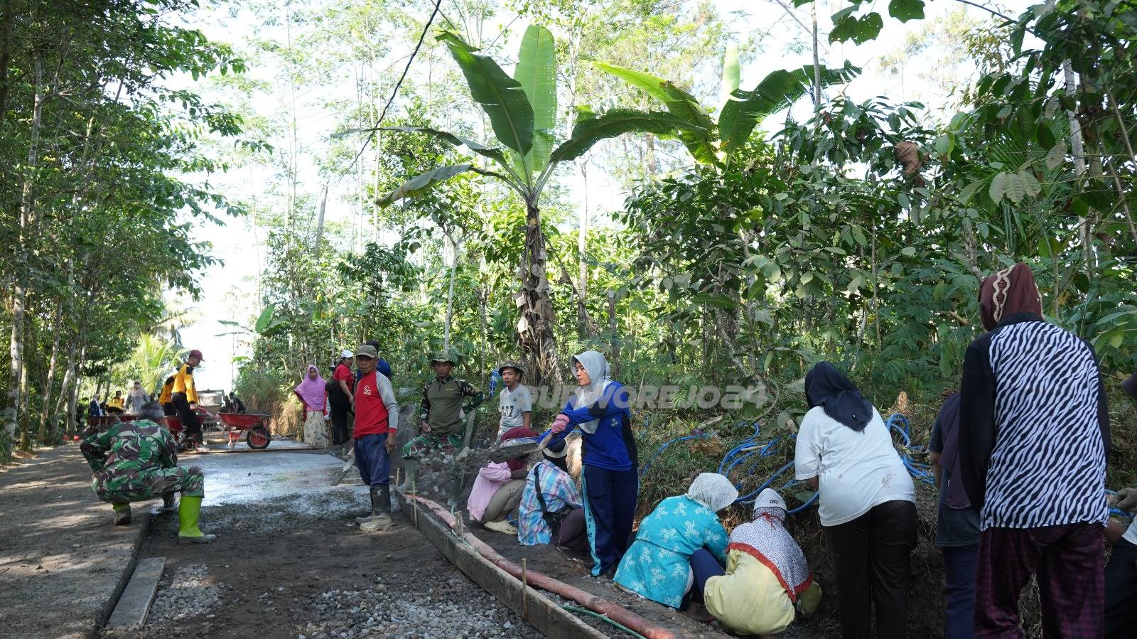 Semangat emak emak gotong royong cor jalan
