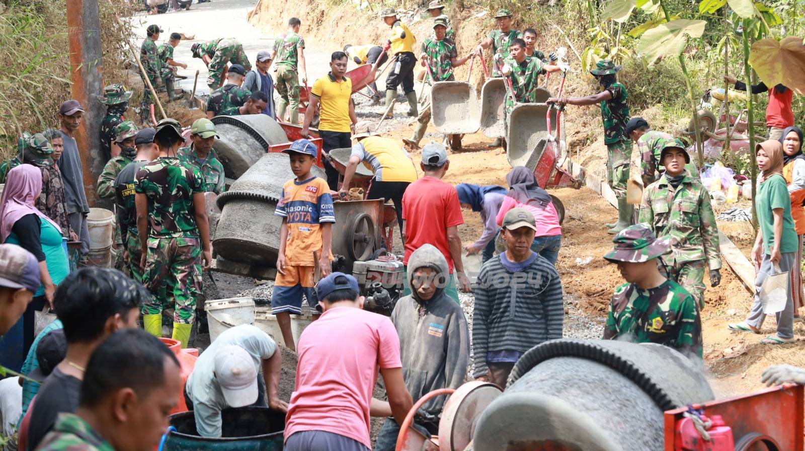 Gotong royong bangun jalan