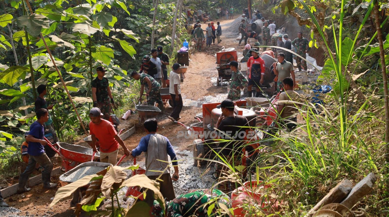 Gotong royong bangun jalan