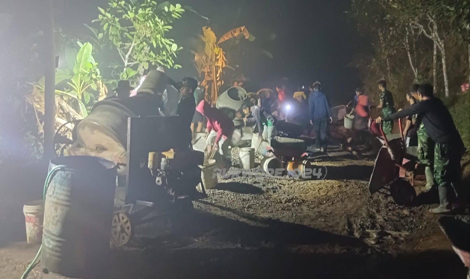 Gotong royong bangun jalan pada malam hari