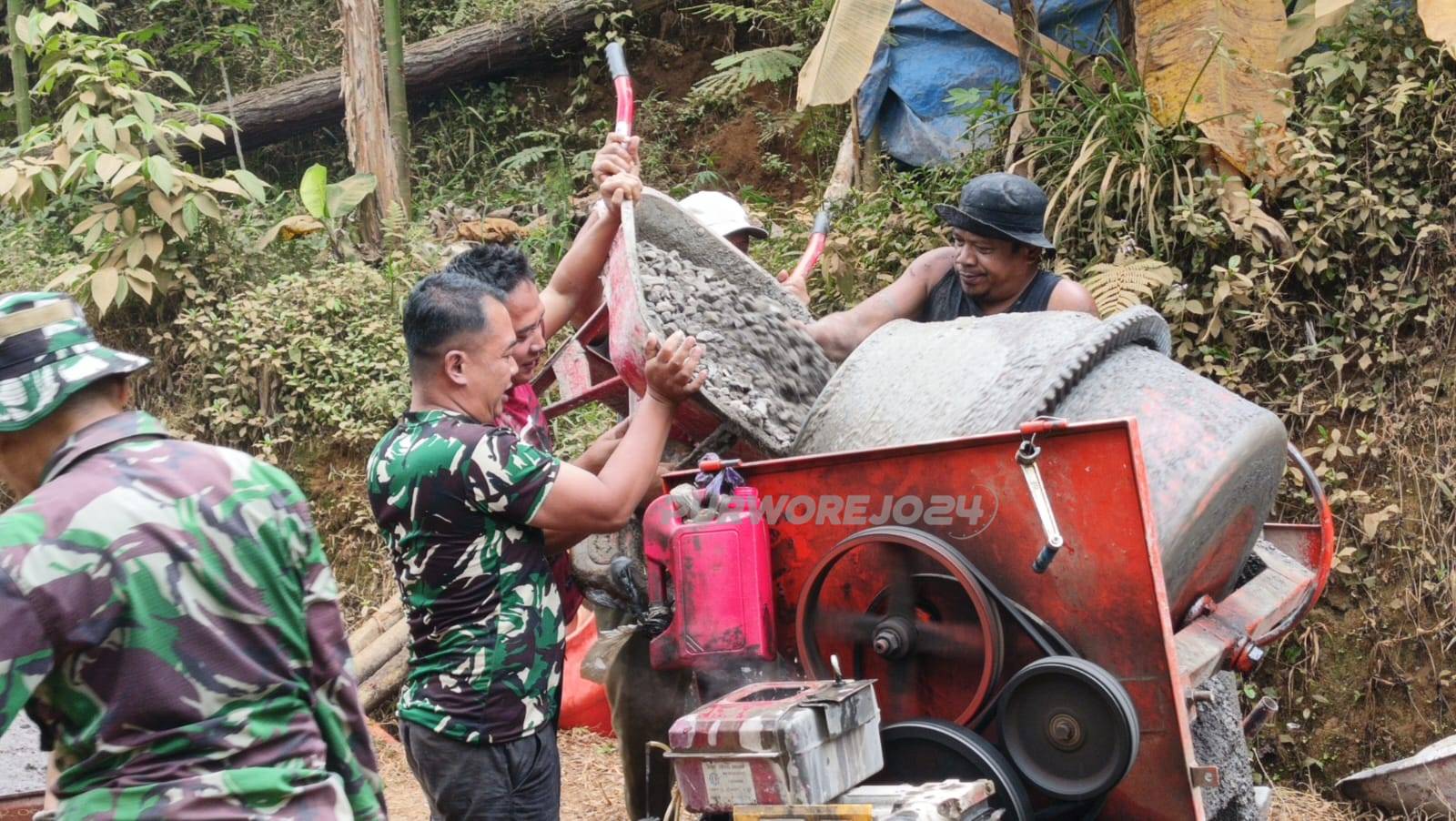 Gotong royong bangun jalan