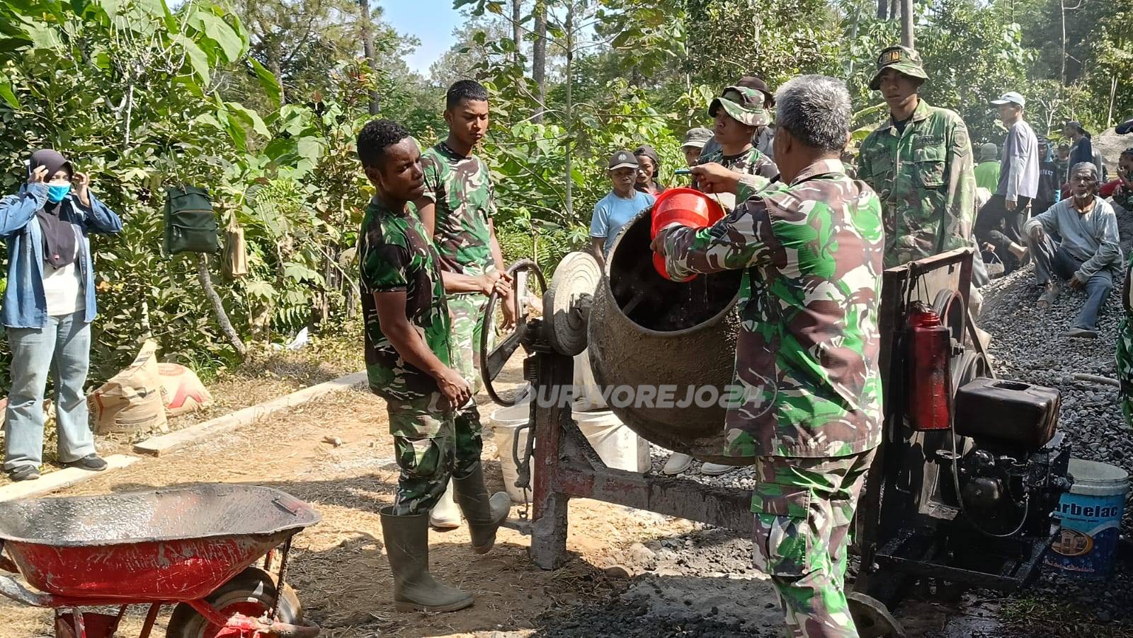 Kerja bakti bangun jalan