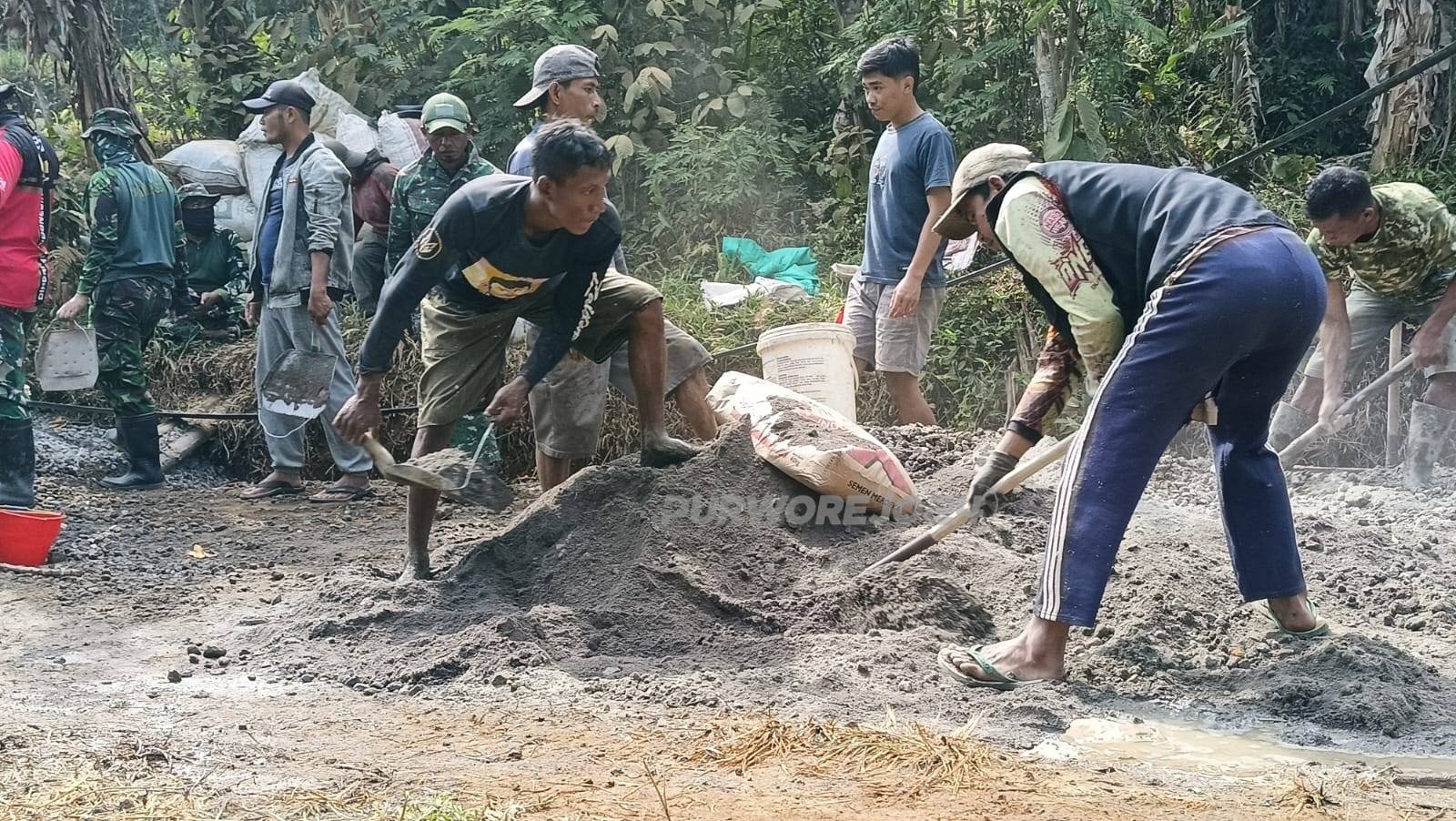 Kerja bakti bangun jalan