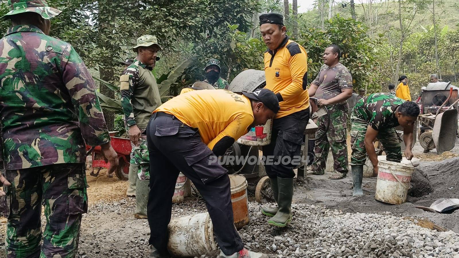 Kerja bakti bangun jalan