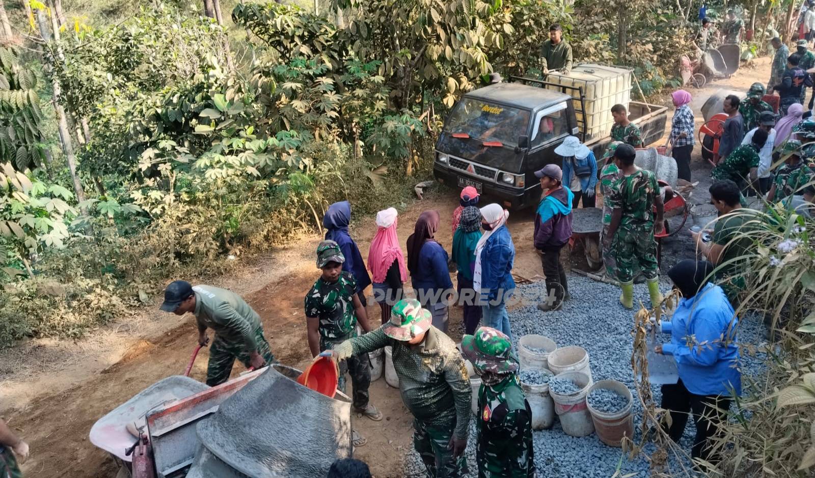 Gotong royong buka akses jalan