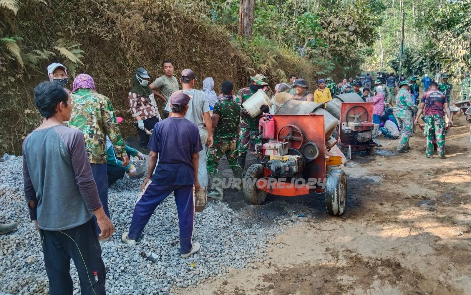 Gotong royong bangun jalan