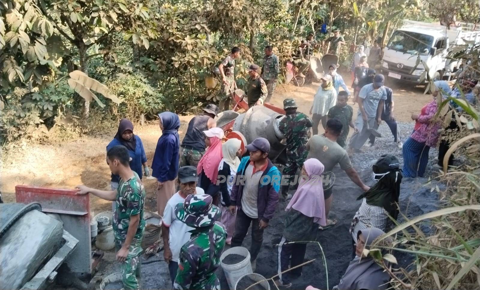 Gotong roying bangun jalan
