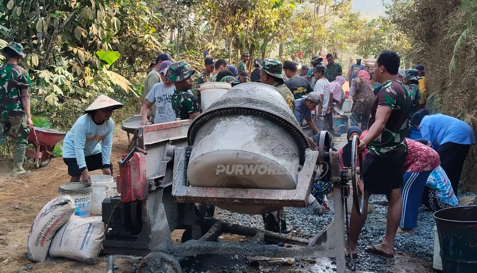 Gotong royong bangun jalan